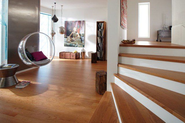 Ein Wohnzimmer mit Hängesessel und Treppe