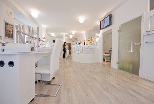 Ein großer weißer Raum mit Holzboden und Glastür.