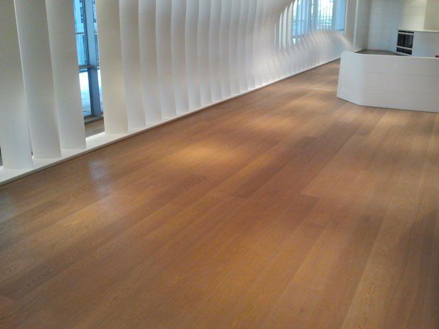 Ein Raum mit Holzboden und weißen Wänden.