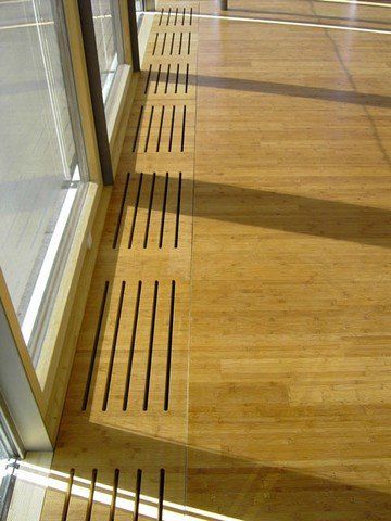 Ein Holzboden mit einer Reihe von Löchern darin