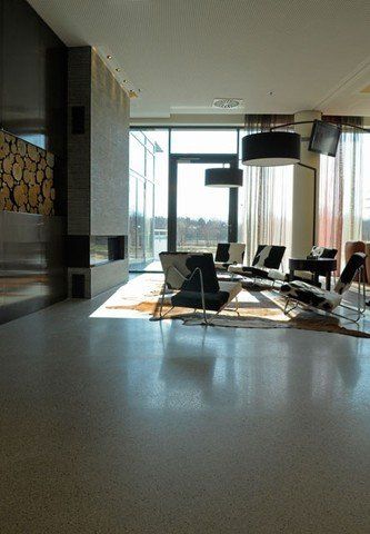 Ein Wohnzimmer mit vielen Möbeln und einem Kamin