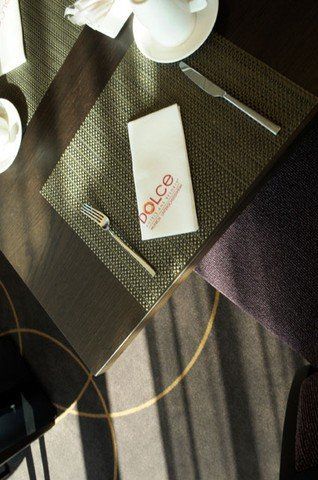 Ein Tisch mit einer Serviette, auf der „Dolce“ steht