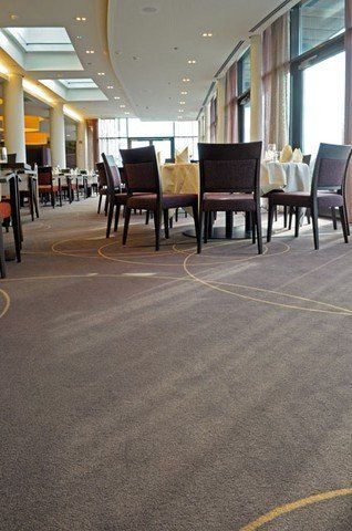 Ein großer Raum mit Tischen und Stühlen