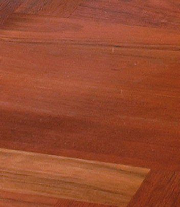 Eine Nahaufnahme einer Holzoberfläche mit einem diagonalen Muster