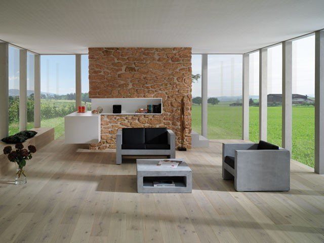 Ein Wohnzimmer mit zwei Stühlen und einem Couchtisch