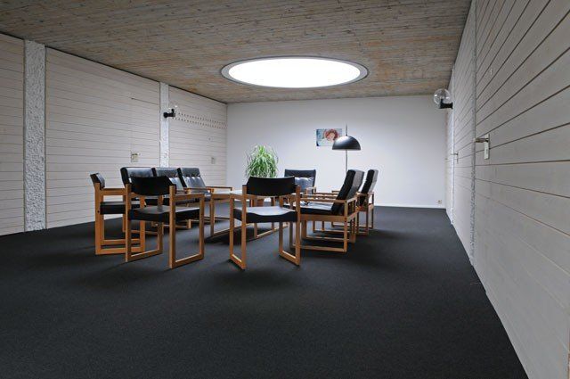 Ein Raum mit einem Tisch und Stühlen darin