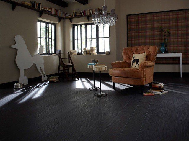 Ein Wohnzimmer mit einem Stuhl und einer Pudelstatue