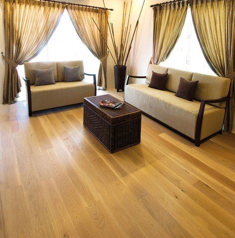 Ein Wohnzimmer mit zwei Sofas und einem Couchtisch