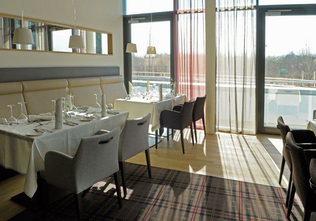 Ein Restaurant mit Tischen und Stühlen und einem großen Fenster