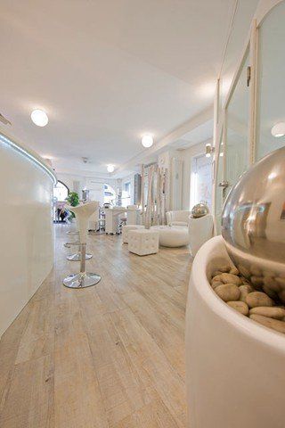 In der Mitte des Raumes befindet sich ein Brunnen.