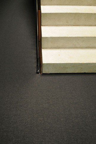 Eine Nahaufnahme einer Treppe auf einem Teppichboden.