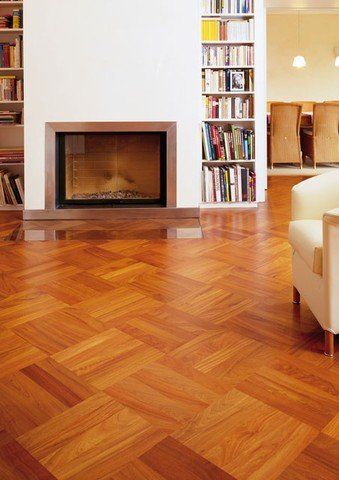 Ein Wohnzimmer mit Hartholzböden und Kamin