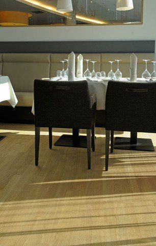 Ein Restaurant mit Tischen und Stühlen und Gläsern darauf