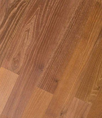 Eine Nahaufnahme eines Holzbodens mit Maserung.