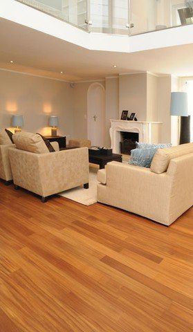 Ein Wohnzimmer voller Möbel und einem Kamin.