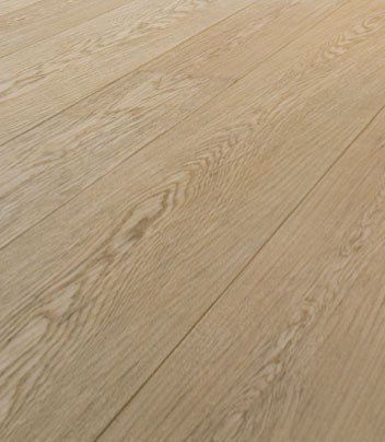 Eine Nahaufnahme eines Holzbodens in einem Raum.