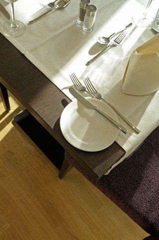 Ein Tisch mit einem Teller und Besteck darauf