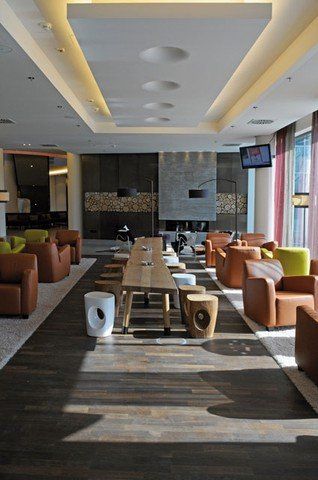 Ein großer Raum mit einem langen Tisch und Stühlen darin