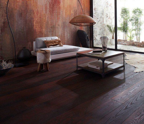 Ein Wohnzimmer mit einer Couch und einem Couchtisch