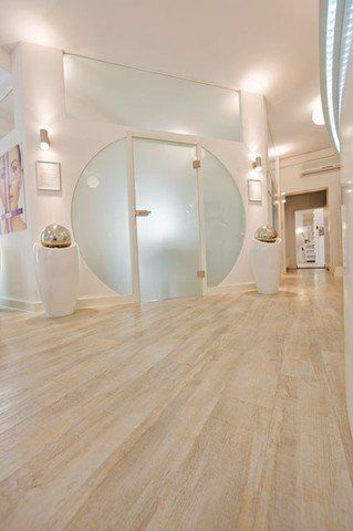 Ein Flur mit einem Kreis in der Mitte und einer Glastür.