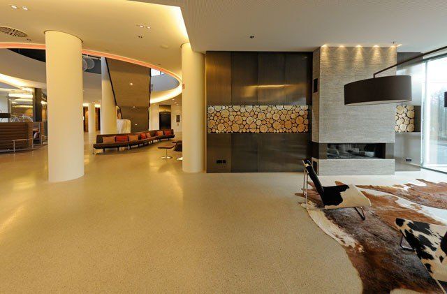 Ein Wohnzimmer mit Kamin und Kuhfellteppich