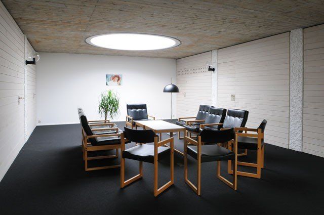 Ein Raum mit einem Tisch und Stühlen darin