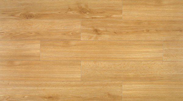 Eine Nahaufnahme eines Holzbodens vor weißem Hintergrund.