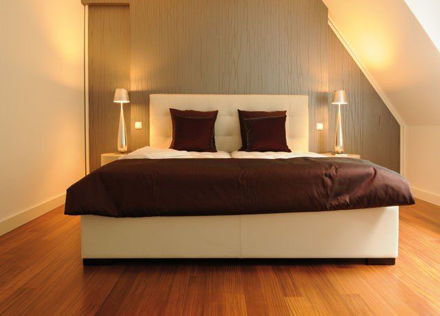 Ein Schlafzimmer mit einem großen Bett und zwei Lampen