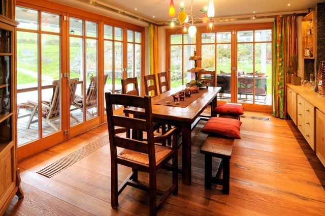 Ein Esszimmer mit einem langen Holztisch und Stühlen