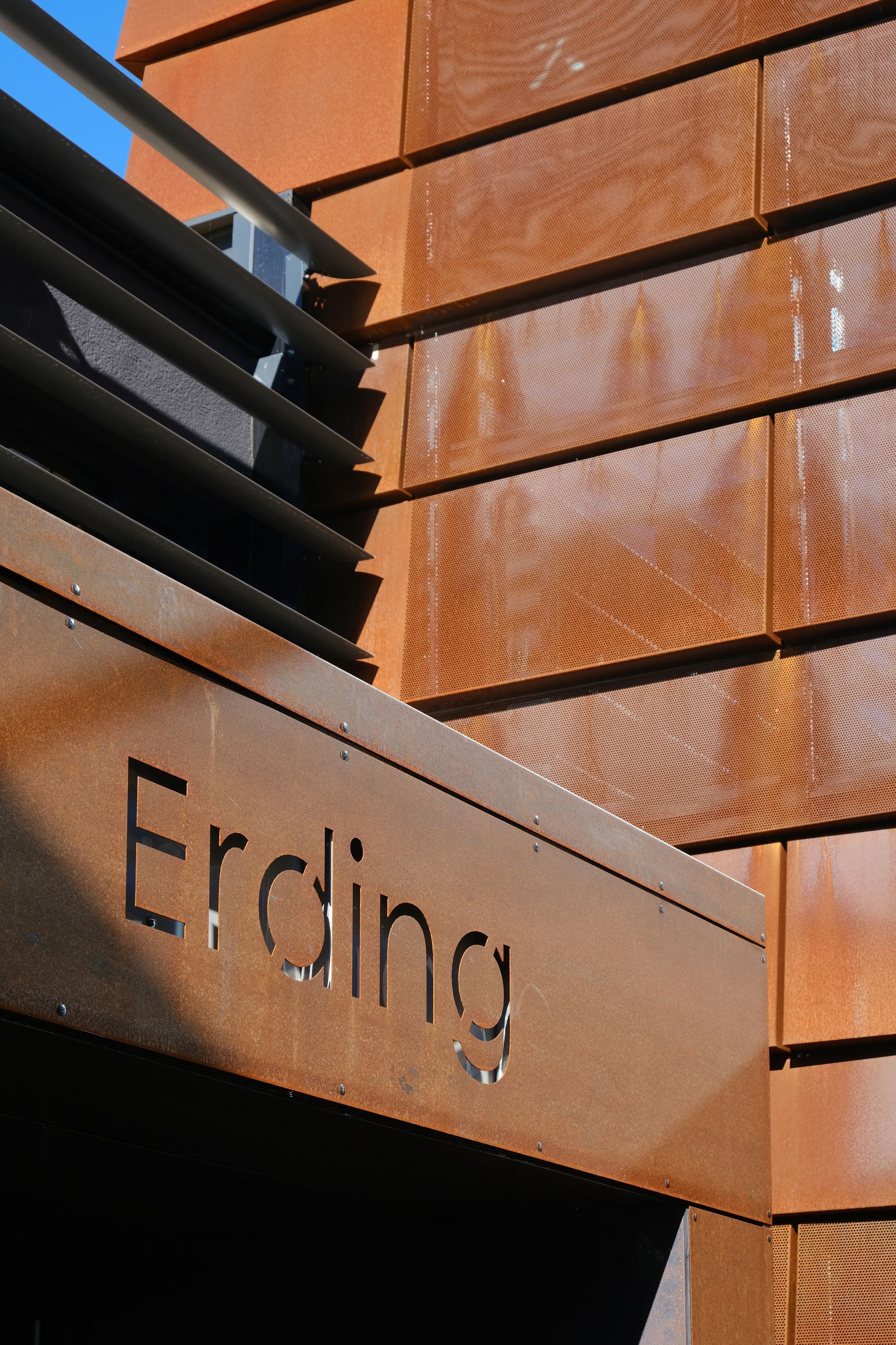 Ein Schild an der Seite eines Gebäudes sagt Erding