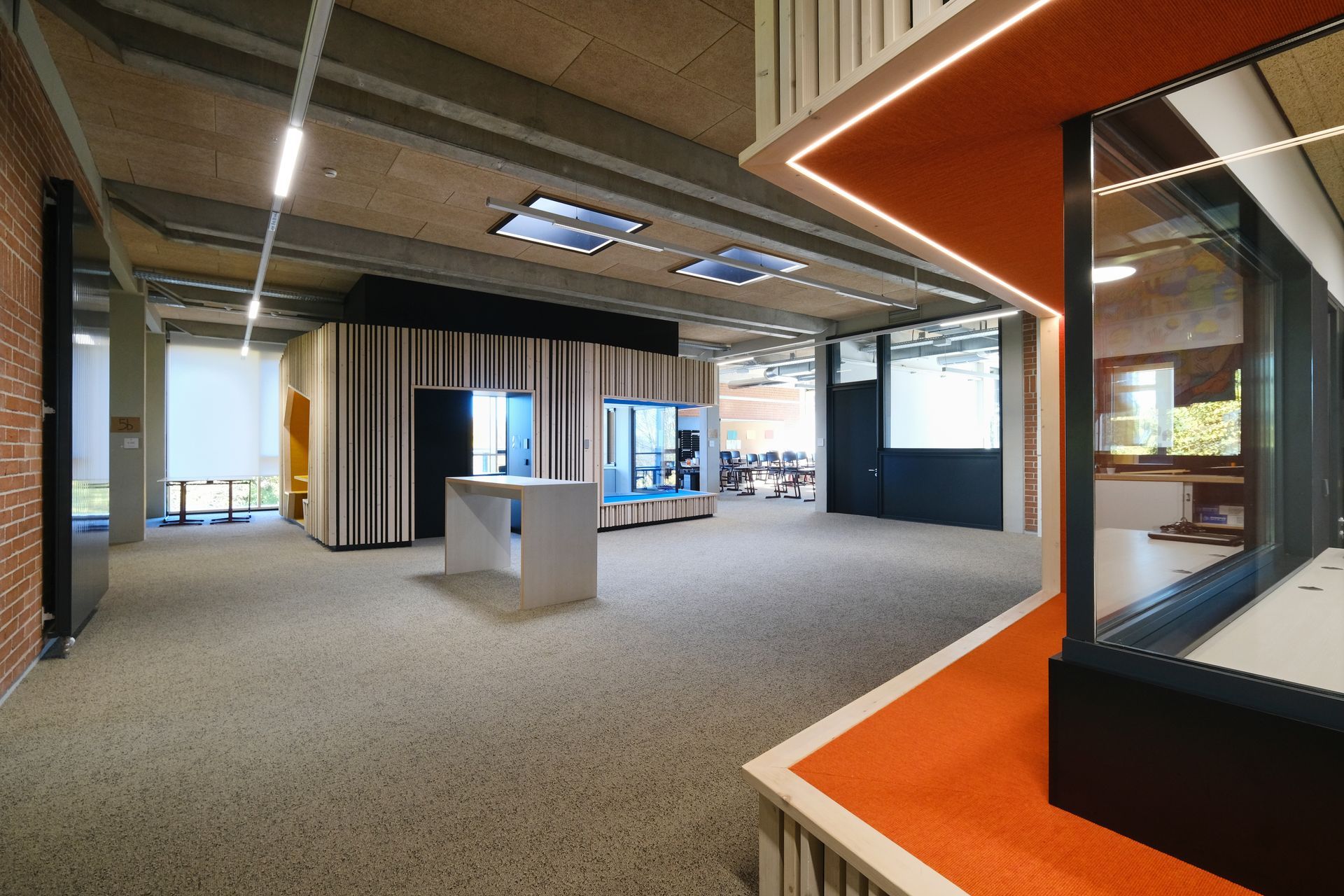 Ein großer Raum mit einem Tisch in der Mitte