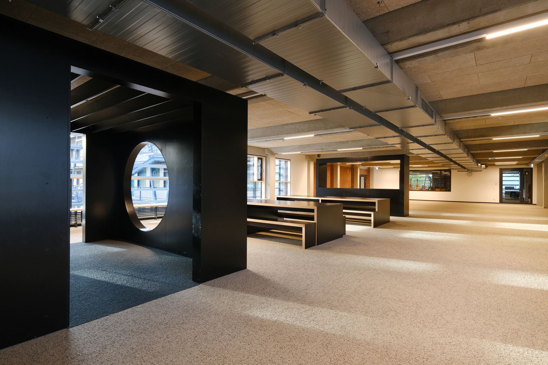 Ein großer Raum mit Tischen und Bänken