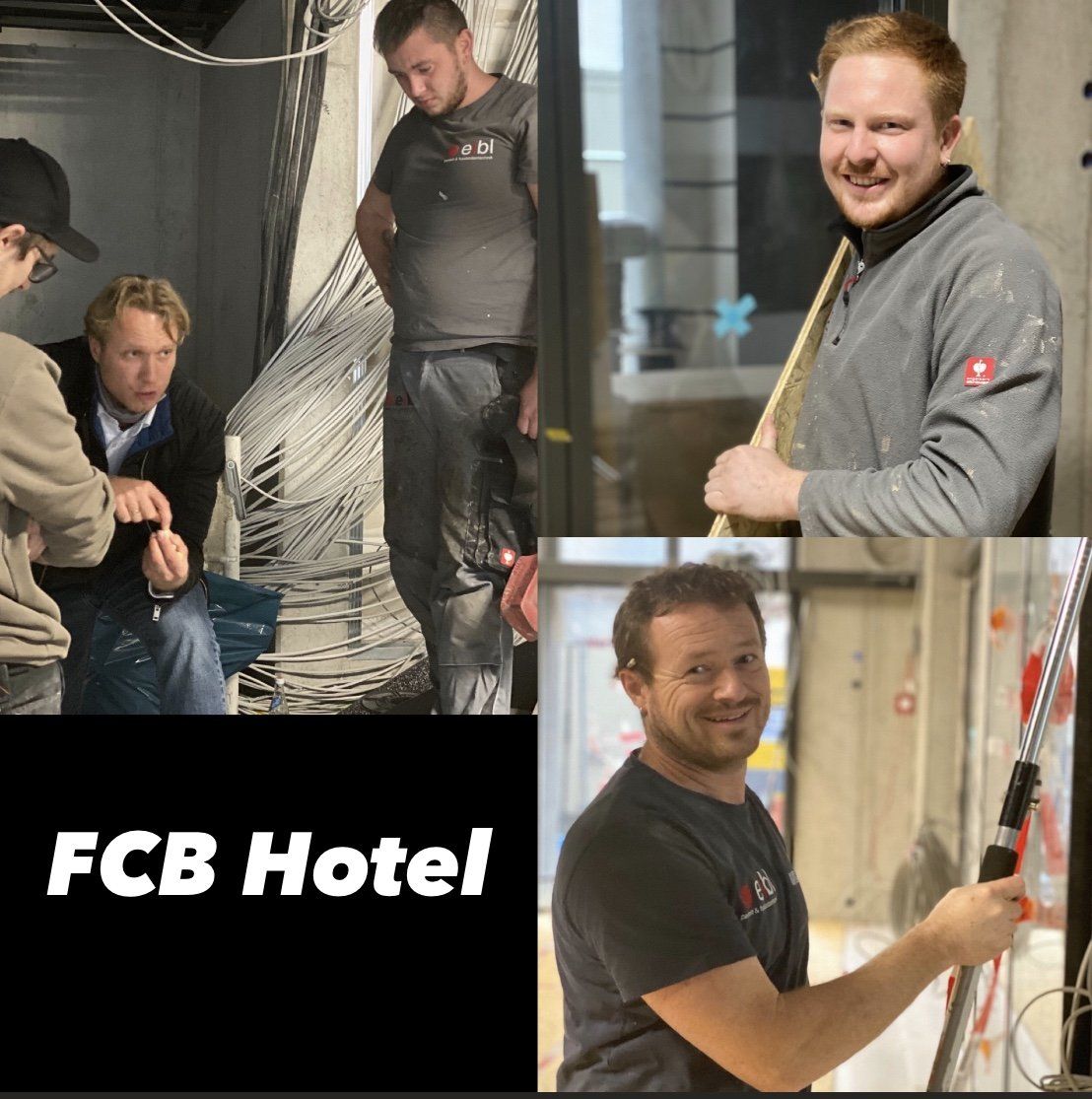 Eine Gruppe von Männern steht vor einem Schild mit der Aufschrift „FCB Hotel“