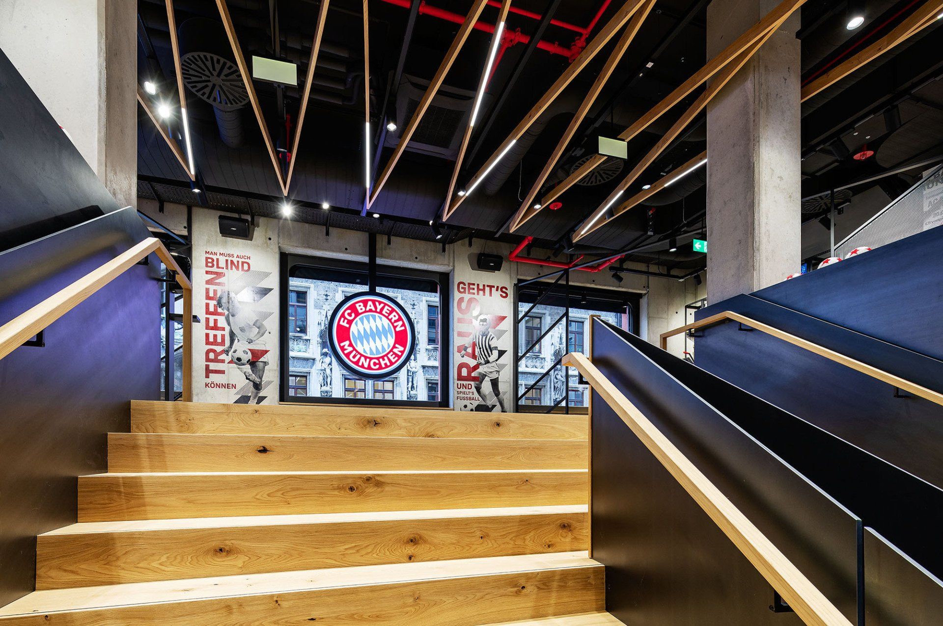 Eine Treppe mit einem Schild an der Wand, auf dem „Treffen“ steht