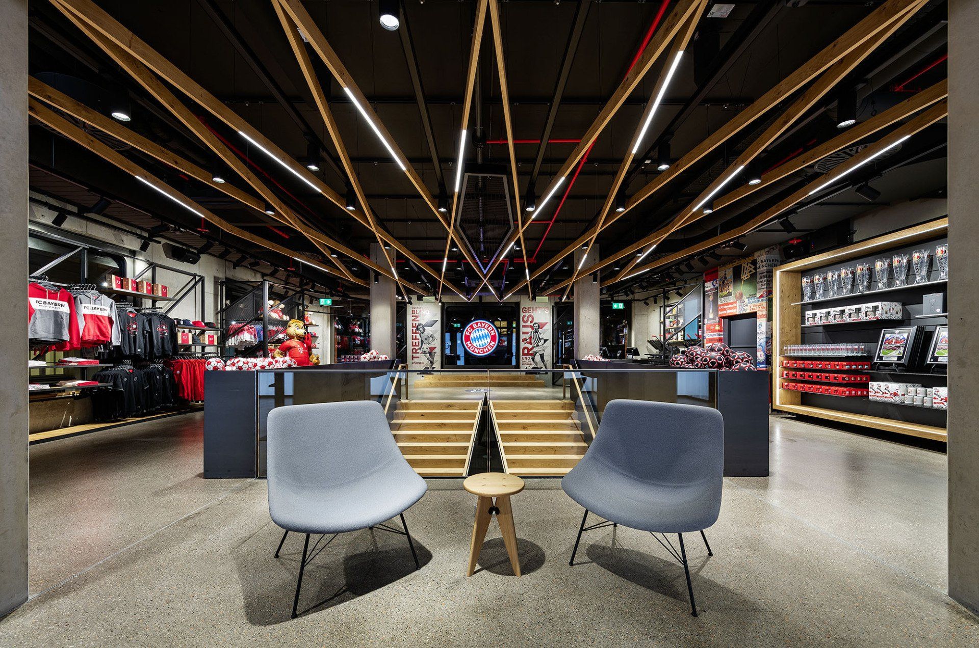 In der Mitte des Raumes stehen zwei Stühle und ein Tisch.