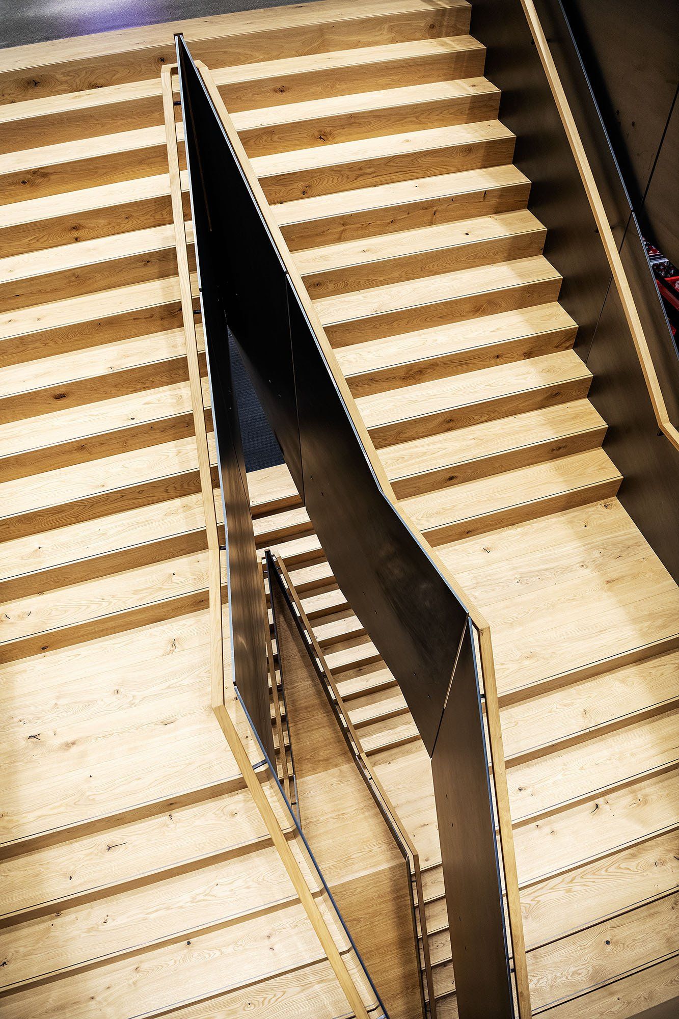Eine Reihe von Holztreppen mit einem Metallgeländer