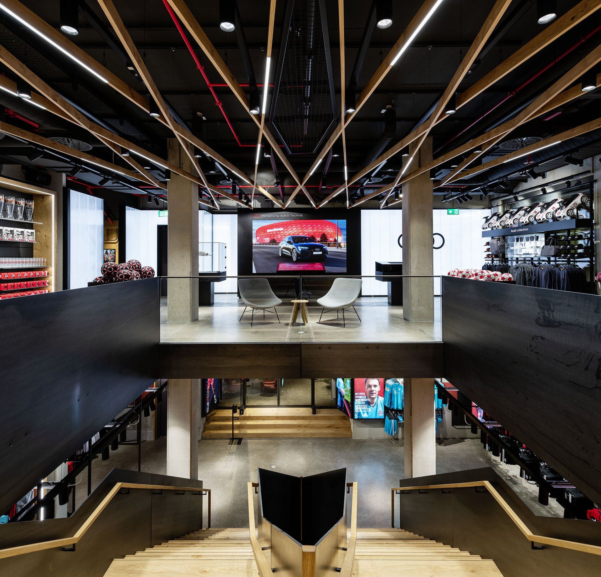 Das Innere eines Gebäudes mit einer Treppe, die in den zweiten Stock führt