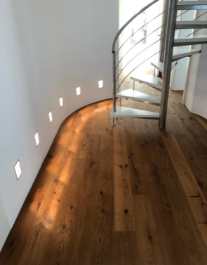 Eine Wendeltreppe in einem Raum mit Holzboden