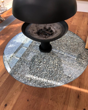 Ein Kamin steht auf einem Holzboden