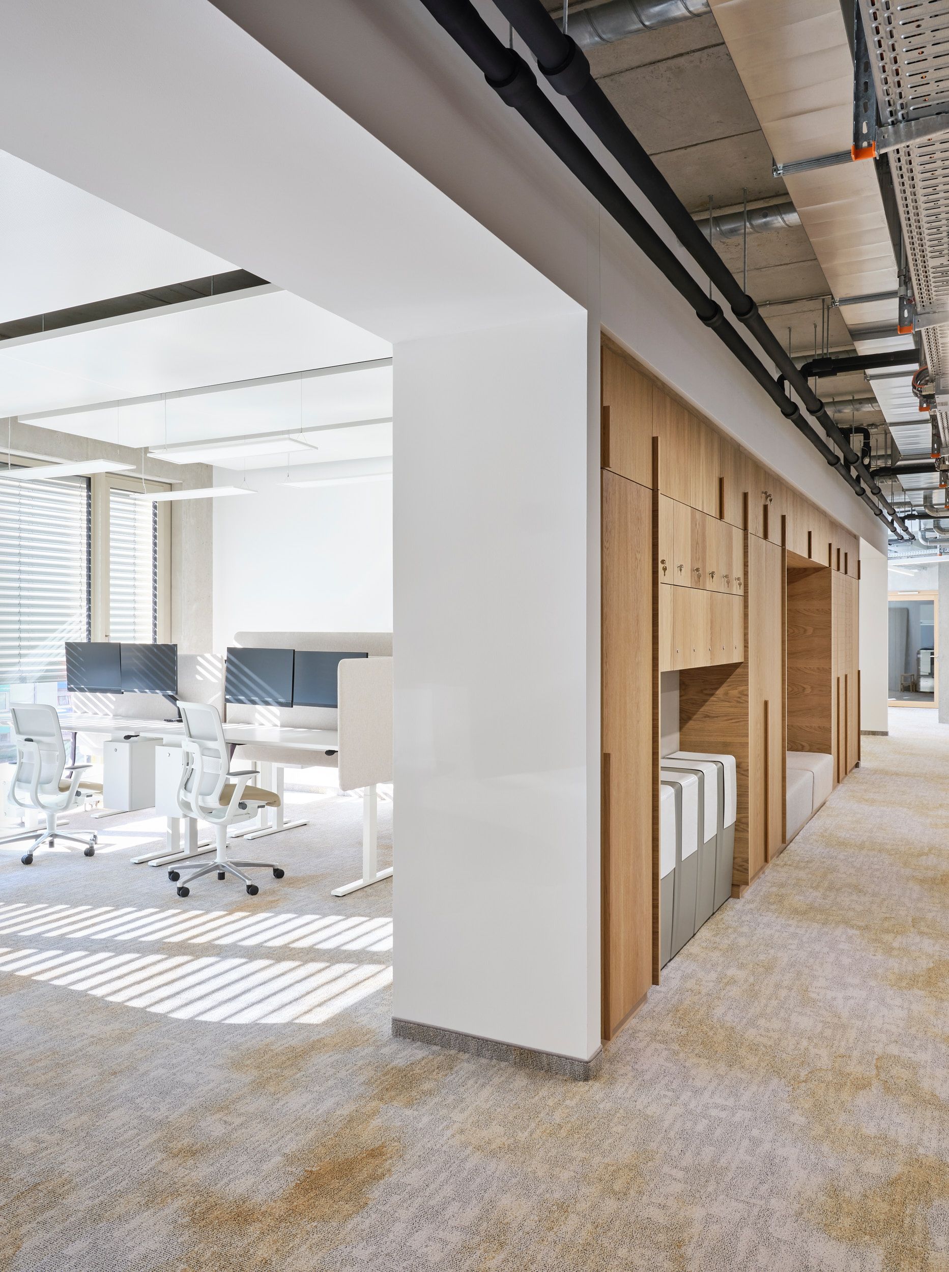 Ein Flur in einem Büro mit Tischen und Stühlen