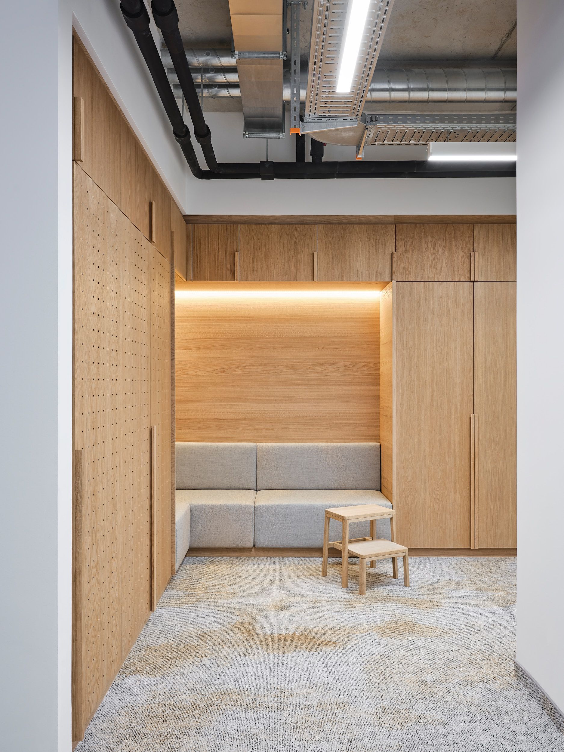 Ein Zimmer mit einer Couch und einem Tisch darin