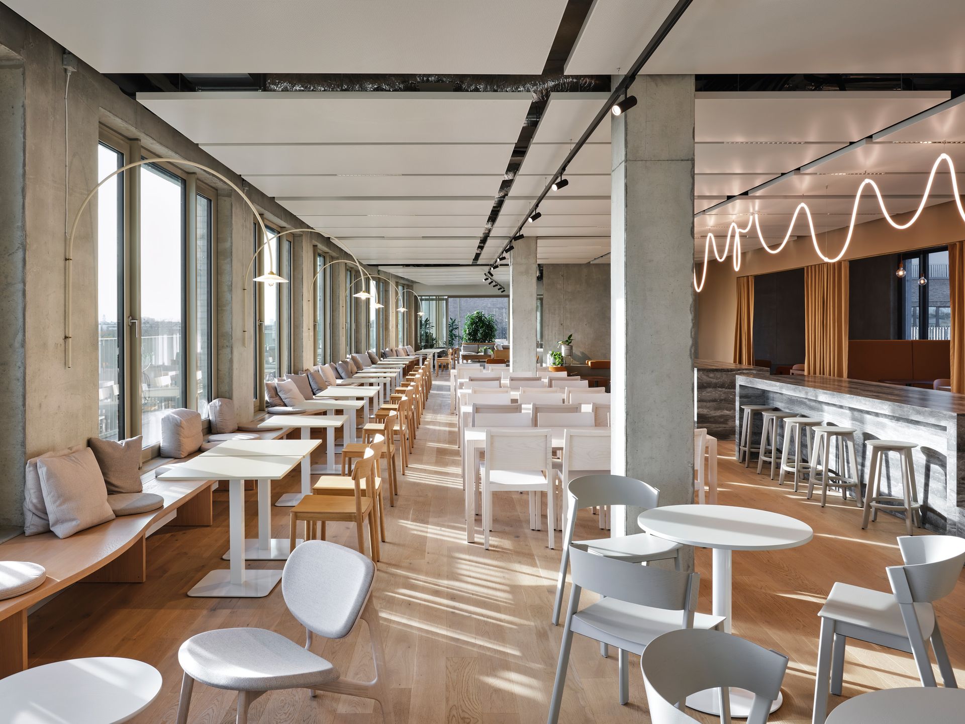 Ein Restaurant mit Tischen und Stühlen und einer Bar.