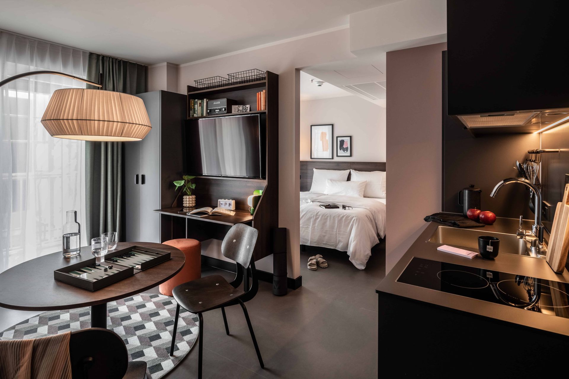 Ein Hotelzimmer mit einem Tisch, Stühlen und einem Bett.