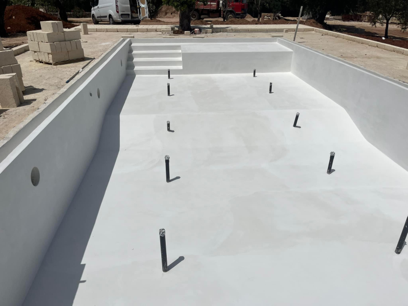 Si sta costruendo una piscina bianca con i chiodi