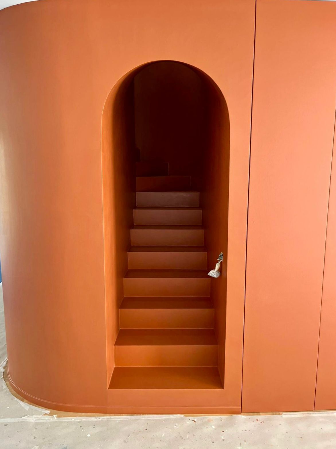 Una rampa di scale che porta al secondo piano di un edificio