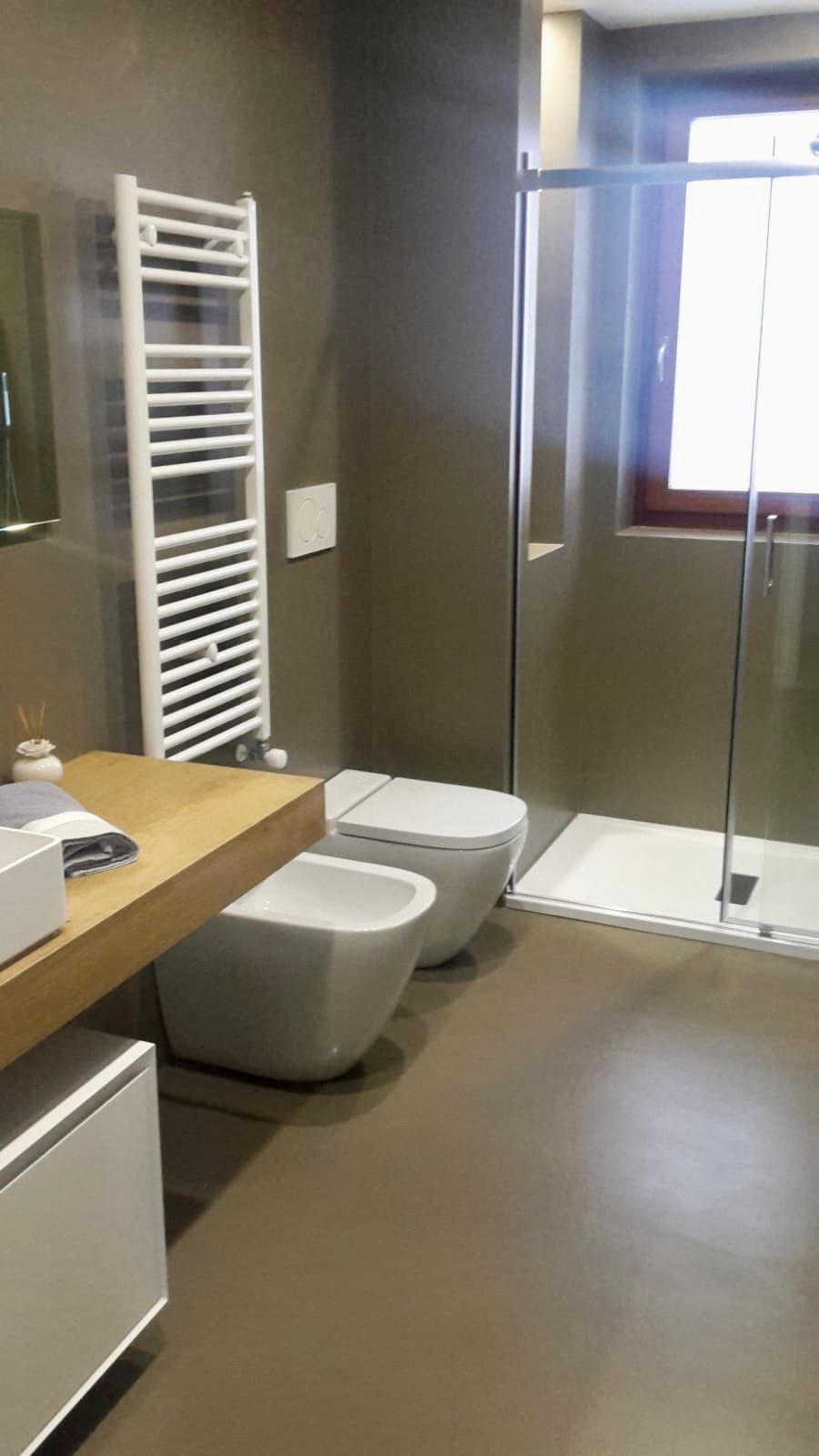 Un bagno con due wc, bidet e porta asciugamani.