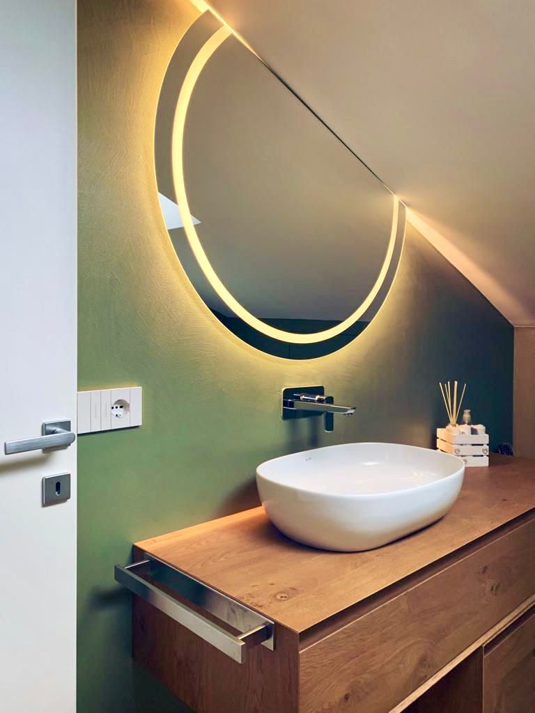 Un bagno con lavabo e specchio a parete.