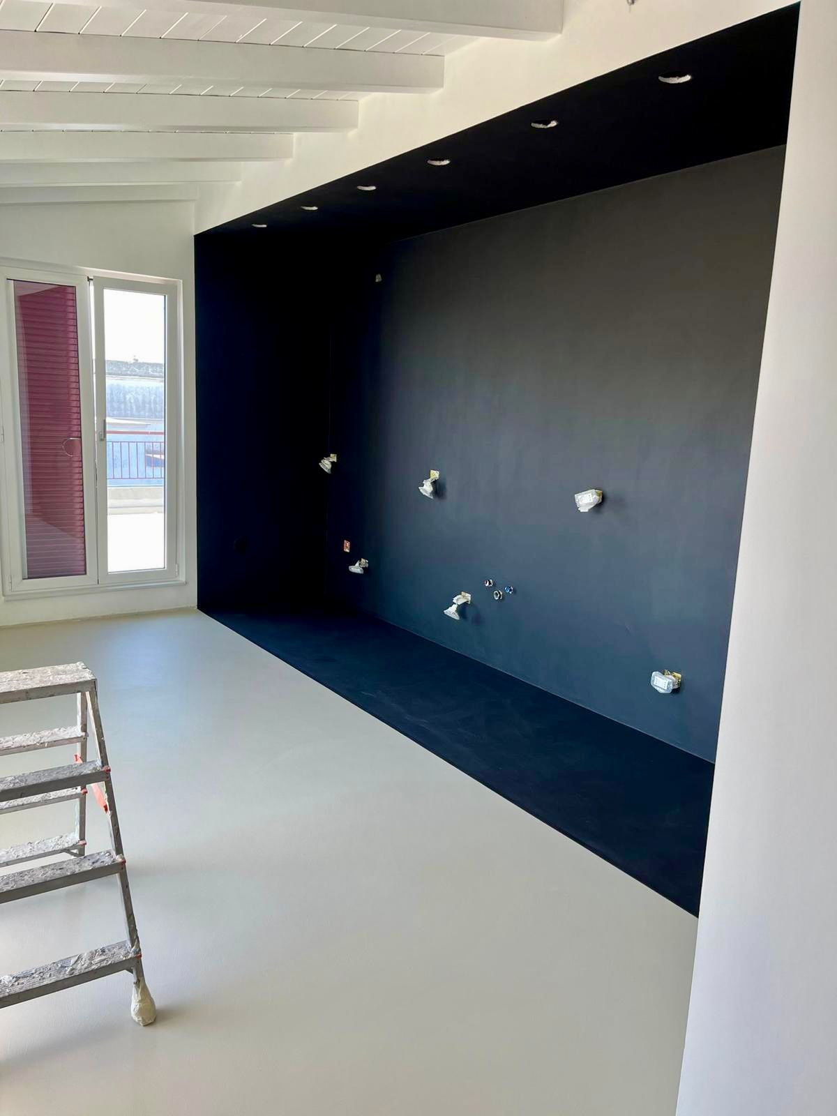 C'è una scala al centro della stanza.