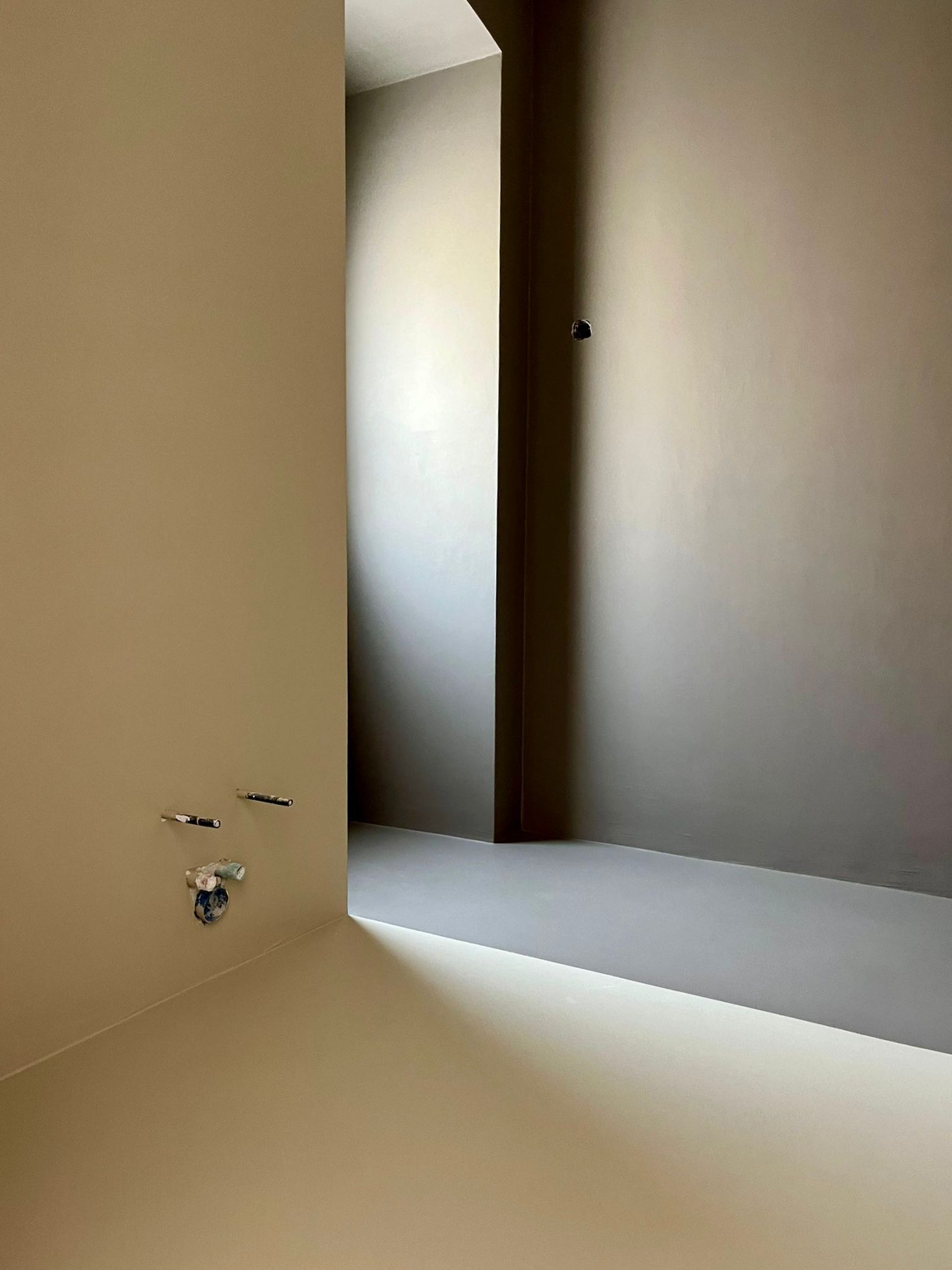 Un bagno con vasca e doccia.