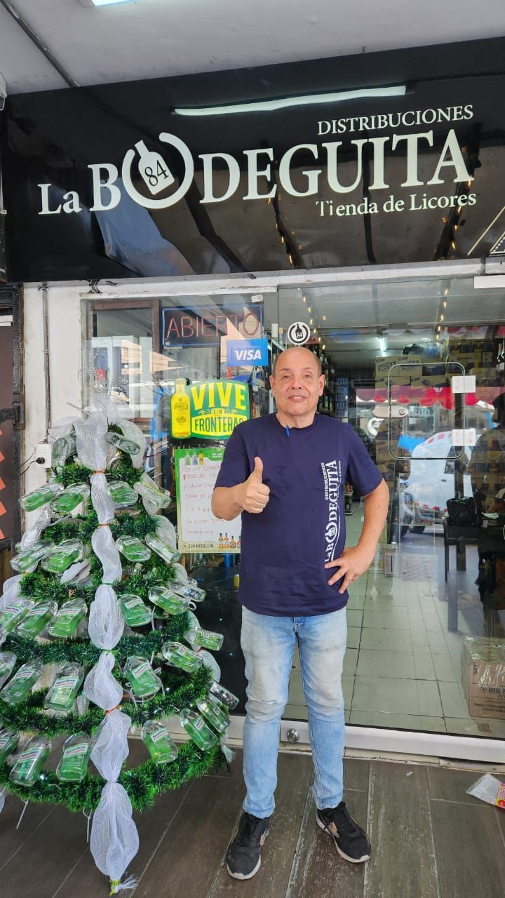 Hombre frente a la licorería 